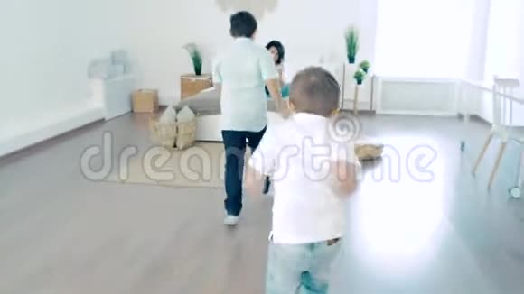 两个快乐的男孩在卧室里跑着拥抱妈妈视频的预览图