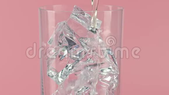 在粉红色背景下将饮料倒入一个装满冰块的玻璃杯中慢镜头对准红色视频的预览图