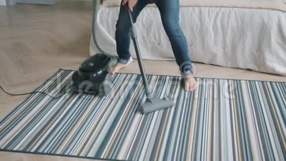 英俊的年轻人用吸尘器打扫房子独自跳舞视频的预览图