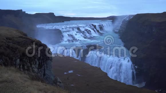 海鸥是冰岛最著名的瀑布之一它位于黄金圈值得一年的参观视频的预览图