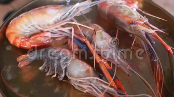 韩国户外餐厅用金属锅煎黄油鲜王虾视频的预览图