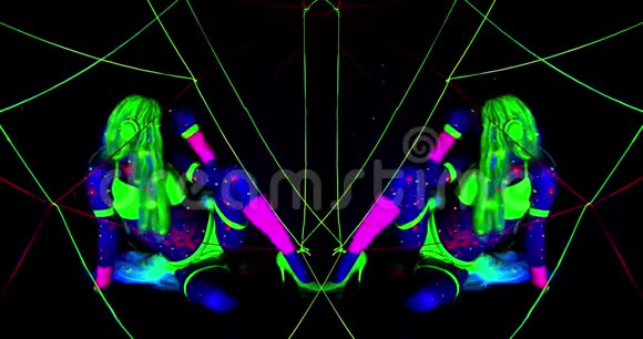 4k紫外线舞蹈中年轻女子镜头的镜像效应视频的预览图