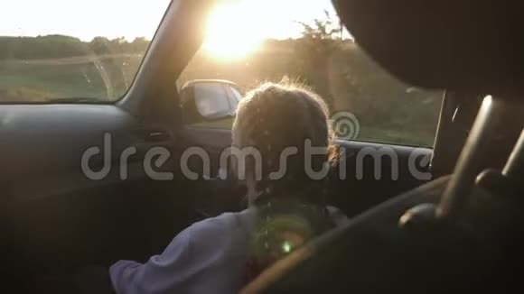 年轻的小女孩在看着车窗外享受这次旅行那个女孩正向窗外看后景视频的预览图