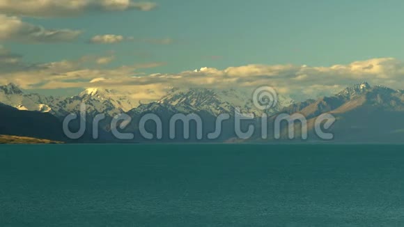 新西兰景观的时间间隔镜头太山新西兰最高的山峰有蓝色的岩石和白色的雪视频的预览图
