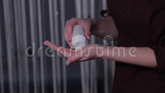一个专业的美容师把粉末倒进他的手里视频的预览图