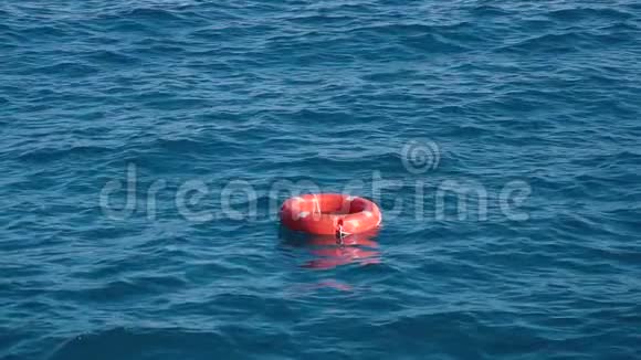 救生圈或漂浮在海上的救援浮标以营救溺水者慢动作视频的预览图