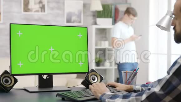 视差放大镜头的人看绿色屏幕隔离模拟PC显示视频的预览图