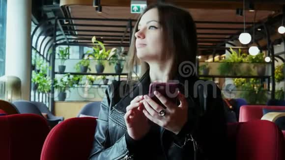 酒店现代餐厅手机反馈满意的女生类型视频的预览图