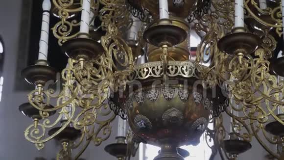 教堂里巨大漂亮的青铜吊灯视频的预览图