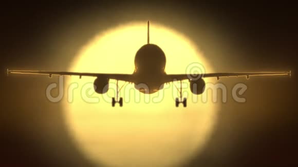 黄色太阳背景的飞行客机剪影视频的预览图