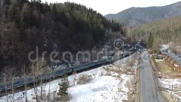 一架无人机飞在一列在山上行驶的火车后面视频的预览图