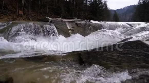 山野河流流着巨石和急流慢动作视频的预览图