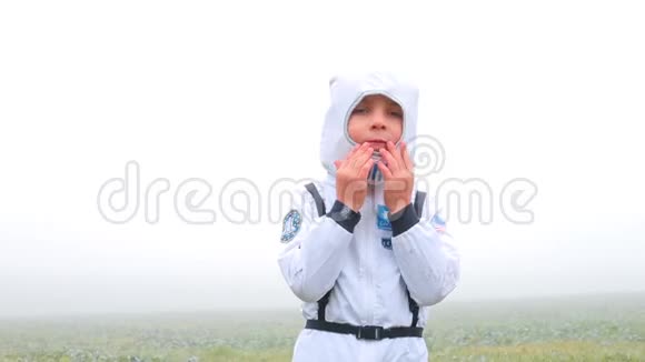 一个穿着宇航员服装的男孩正准备在他的怀里飞行视频的预览图