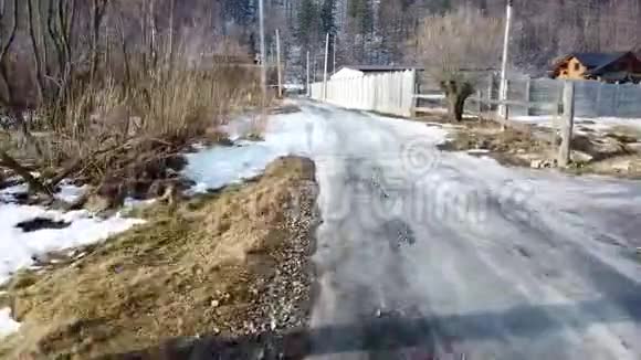 无人驾驶飞机飞越雪道后与一根柱子相撞视频的预览图