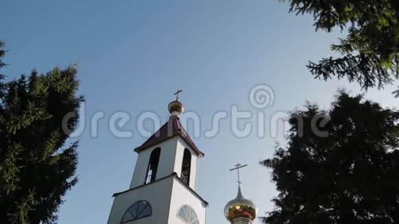 教堂顶天立地的美丽金色圆顶视频的预览图