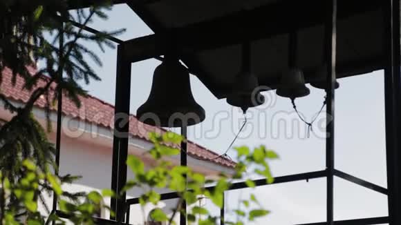 金属教堂的钟声在街上提醒教区居民视频的预览图