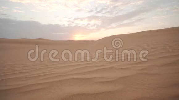迪拜附近阿拉伯沙漠的沙丘视频的预览图