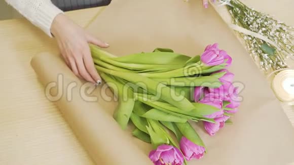 店里花店里装饰郁金香花束的女手人商业销售和花艺概念视频的预览图