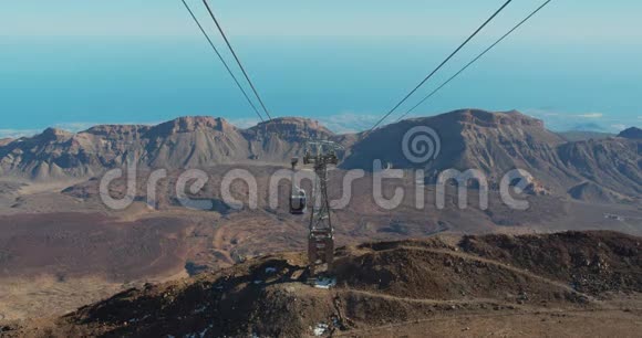 泰德火山上的索道旅游方式到皮科德尔泰德山ElTeide国家公园Tenerife加那利视频的预览图