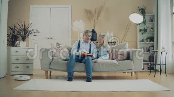 爷爷和孙女一起读一本书视频的预览图
