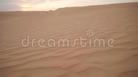 迪拜附近阿拉伯沙漠的沙丘有一辆经过的吉普车视频的预览图