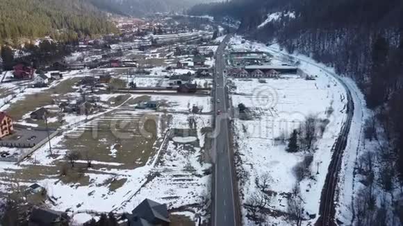 飞过山谷山中一村概述河流公路铁路村庄家园喀尔巴阡山脉视频的预览图
