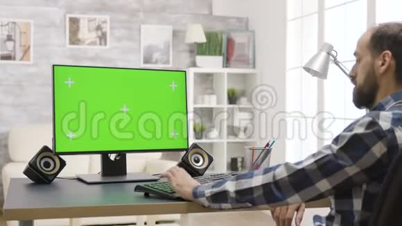 在明亮明亮的客厅里人在隔离的绿色屏幕上工作视频的预览图