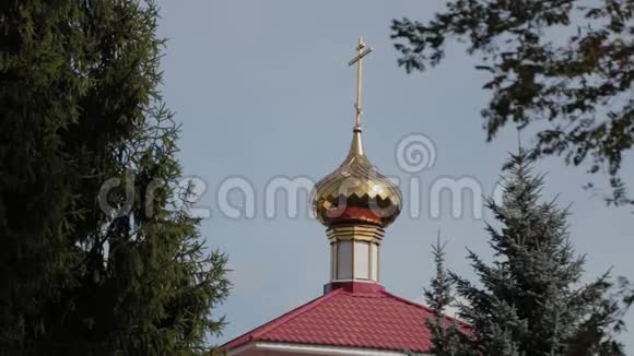 教堂顶天立地的美丽金色圆顶视频的预览图