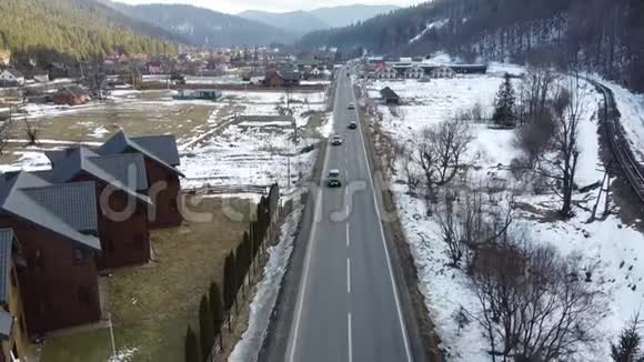 无人机在汽车行驶的道路上降落视频的预览图
