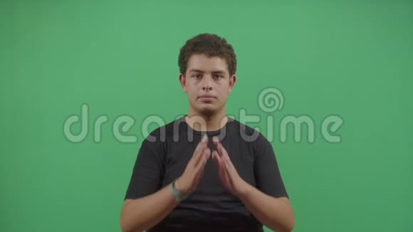 双手祈祷的小男孩视频的预览图