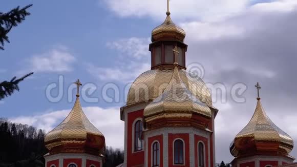 喀尔巴阡山金色穹顶的乌克兰教堂视频的预览图
