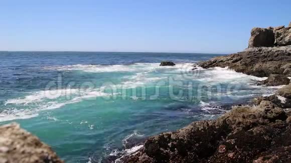 海浪拍打海岸的岩石视频的预览图
