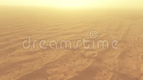阿联酋炎热沙漠中沙丘的鸟瞰图视频的预览图