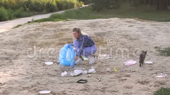 一个穿衬衫的年轻女孩在湖边的公园里收集垃圾视频的预览图