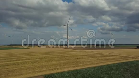 玉米地的风力涡轮机视频的预览图