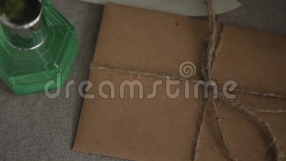 女人香水和纸信封结婚饰品视频的预览图