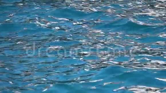 流动的水背景扰动蓝海水面的缓慢运动闭合视频的预览图