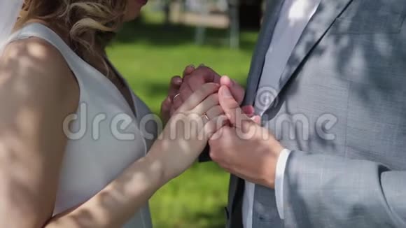 美丽的年轻新娘和新郎互相拥抱牵手视频的预览图