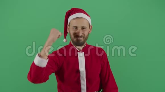 成人圣诞老人制作圣诞标志视频的预览图