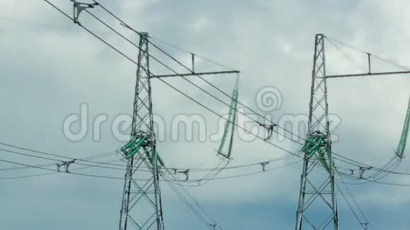 电力线路塔架在云天移动的背景下全景从左到右时间推移视频的预览图