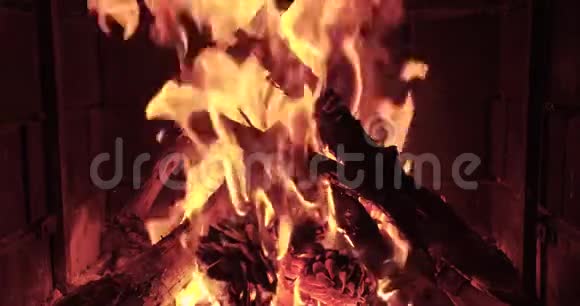 在壁炉里燃烧的木头壁炉里温暖舒适的火视频的预览图