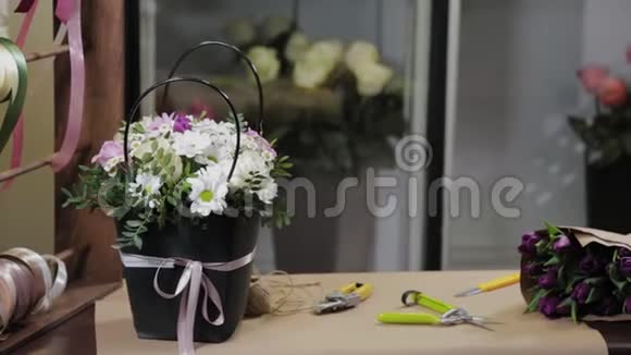 花匠工作工具躺在一张有花的桌子上视频的预览图