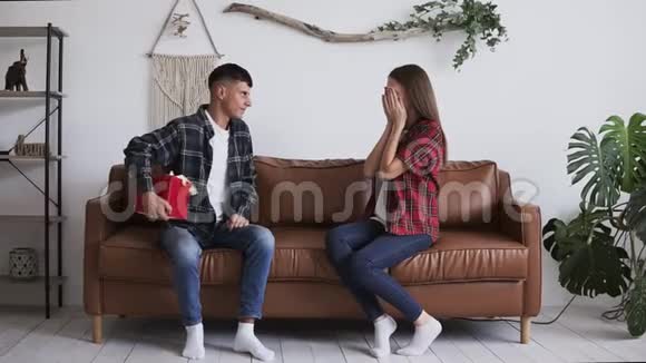 亲爱的女友妻子坐在那里双手紧闭双眼她丈夫给她一个浪漫的惊喜祝贺她视频的预览图
