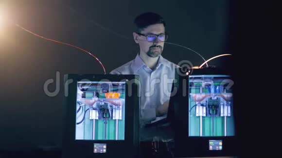 工人控制印刷机三维印刷行业工程师在三维印刷实验室工作视频的预览图