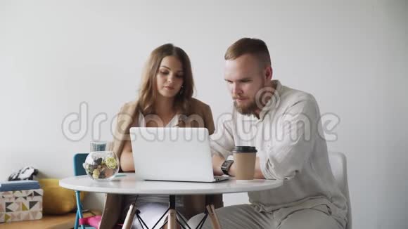 生活方式商务夫妇坐在办公室看屏幕笔记本电脑快乐工作小生意视频的预览图