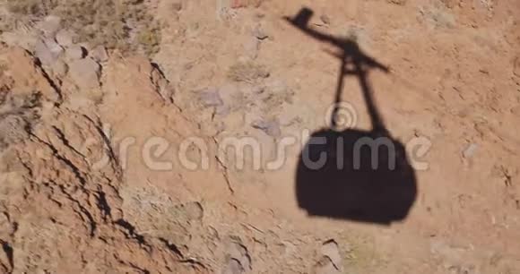 从缆车的阴影把人们带到火山泰德特内里费西班牙视频的预览图