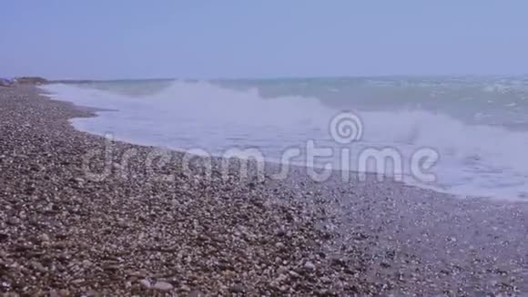 看暴风雨的大海和海岸海浪在卵石滩上翻滚海上的风暴视频的预览图