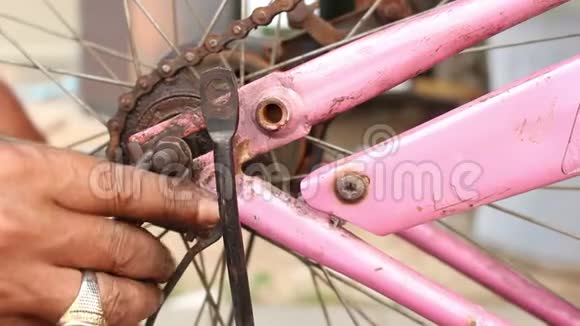 技师修理自行车视频的预览图