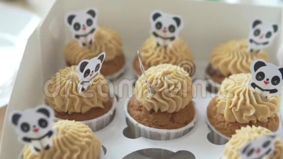 用熊猫装饰的手工纸杯蛋糕视频的预览图