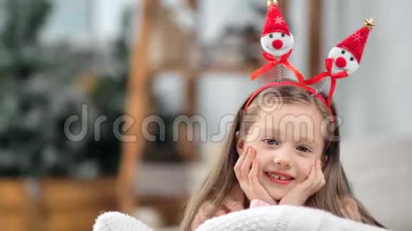 快乐的节日孩子的脸玩笑放松舒适的家享受圣诞节的心情视频的预览图